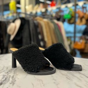Jacquemus La Montagne 'Les Mules Carre Rond' black shearling mules Size 9